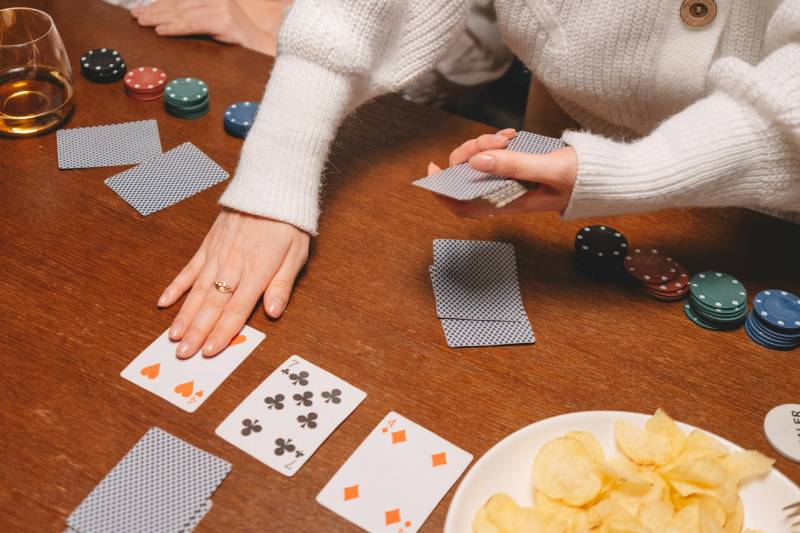 Những lưu ý cược thủ cần nhớ khi chia bài Poker
